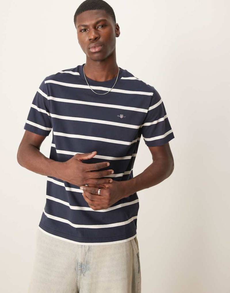 GANT - T-Shirt in gestreiftem Marineblau mit Wappen-Logo von Gant