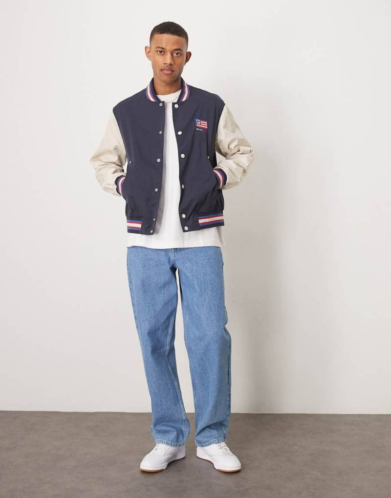 Gant - College-Jacke in Marineblau mit USA-Flaggen-Logo-Applikation auf dem Rücken von Gant