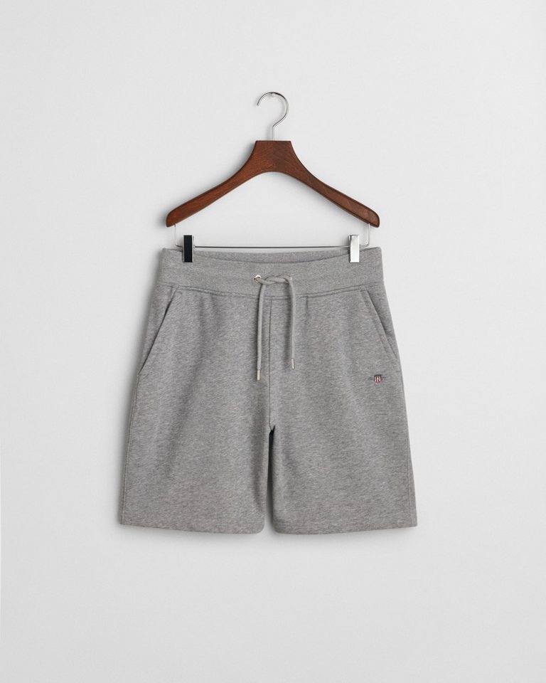 Gant Sweatshorts REG SHIELD SWEAT SHORTS mit einer kleinen Logostickerei unter der Eingriffstasche von Gant