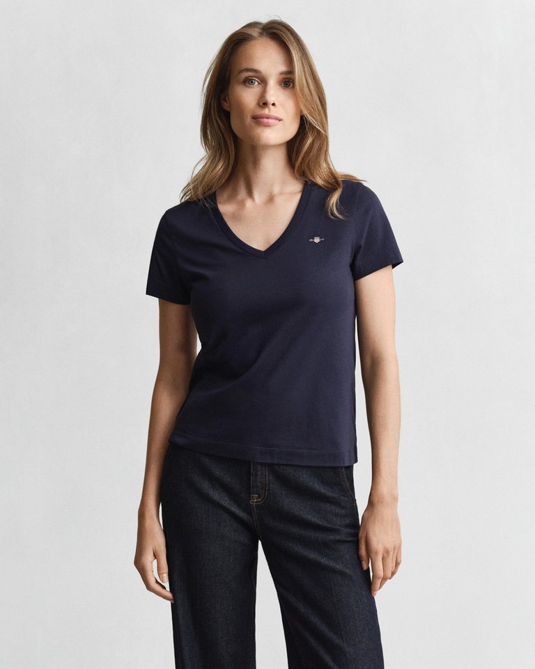 Gant T-Shirt REG SHIELD KA V-NECK T-SHIRT mit einer kleinen Logostickerei auf der Brust von Gant