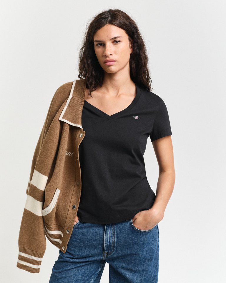 Gant T-Shirt REG SHIELD KA V-NECK T-SHIRT mit einer kleinen Logostickerei auf der Brust von Gant