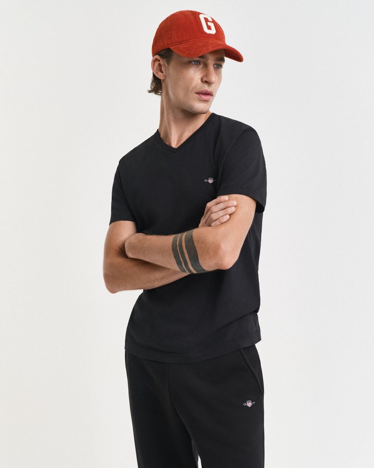 Gant T-Shirt SLIM SHIELD V-NECK T-SHIRT mit einer kleinen Logostickerei auf der Brust Gant T-Shirt SLIM SHIELD V-NECK T-SHIRT mit einer kleinen Logostickerei auf der Brust von Gant