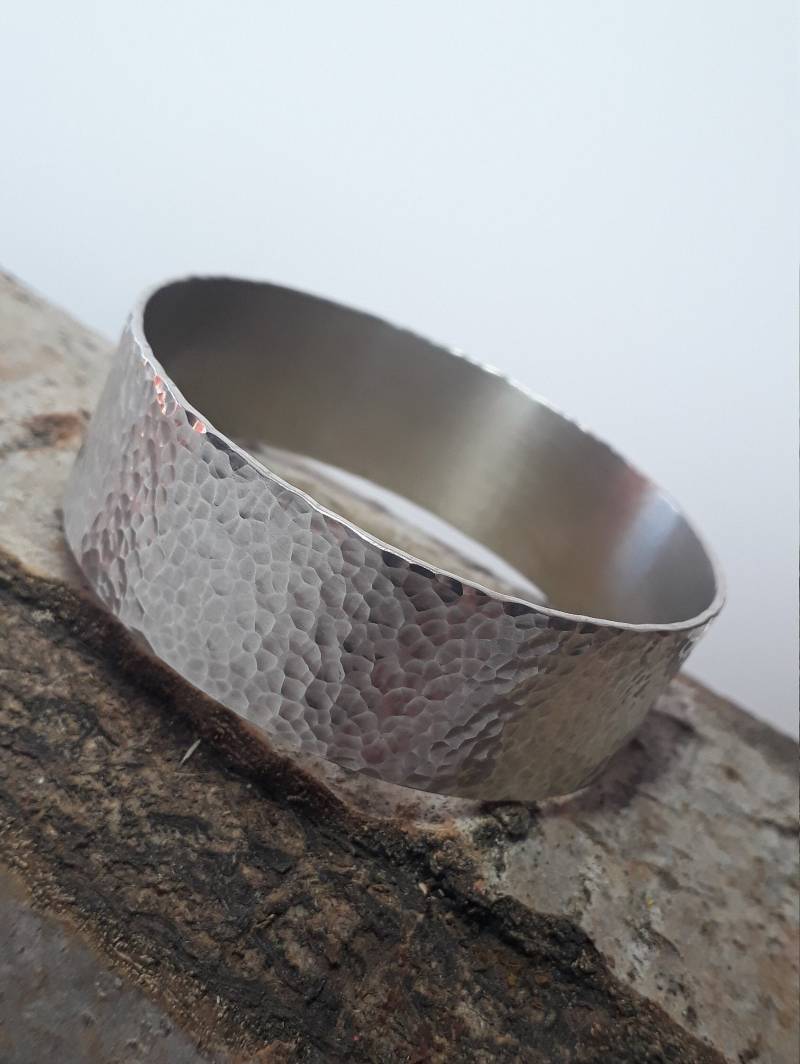 Breiter Armreif Mit Hammerschlag von GanzSchoenFunkelnd