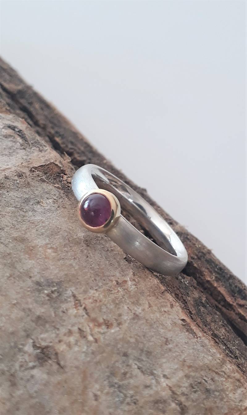 Silberring Mit Rubin Und Goldfassung von GanzSchoenFunkelnd