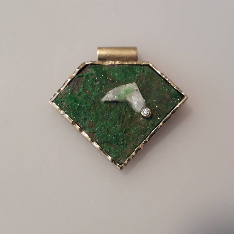 Uwarowit-Kristallstufe in Gold von GanzSchoenFunkelnd