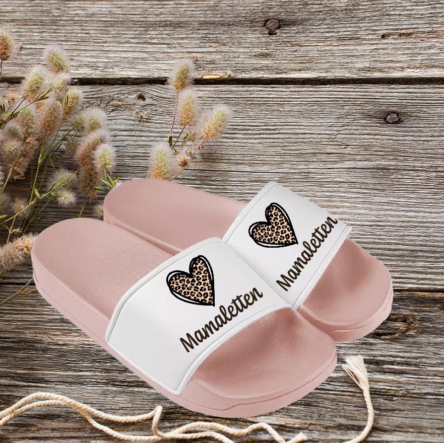 Badelatschen Mamaletten | Schriftzug & Herz Mit Leoprint Personalisierbar Geschenk Mama Slides Damen Trendige Sommerlatschen von Ganznachwunsch