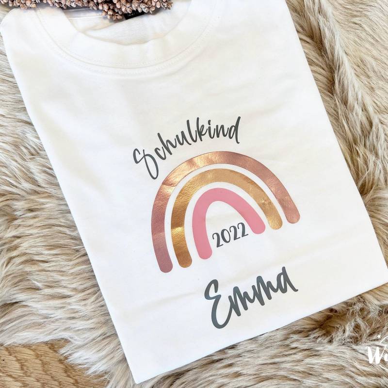 Kids Shirt - Schulkind+Regenbogen | Rosegold Einschulung Geschenk Erste Klasse 100% Baumwolle Personalisierbar Schulkind von Ganznachwunsch