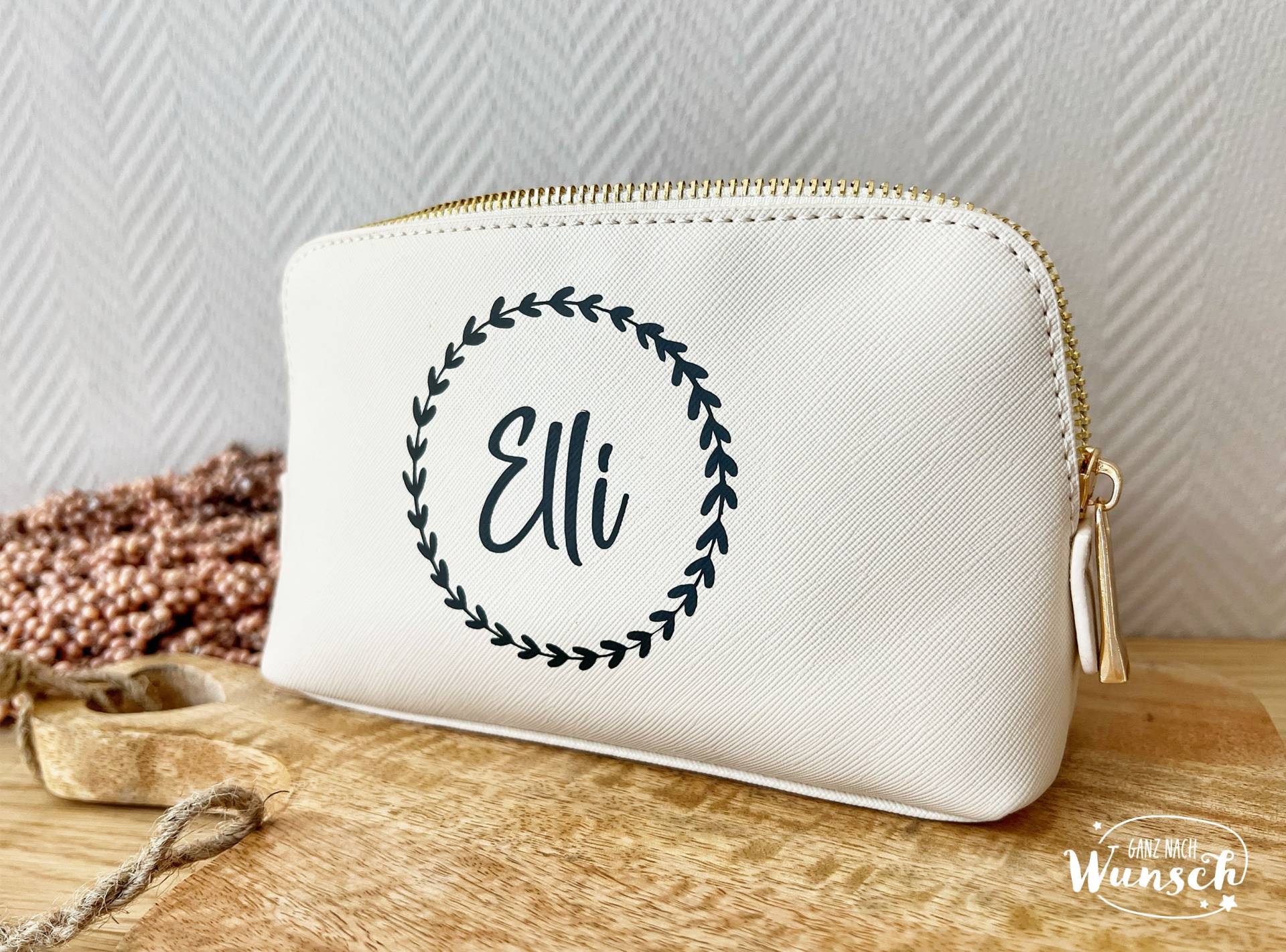 Kosmetiktasche Personalisiert | Name Im Herzkranz & Schriftzug Auf Rückseite Kulturbeutel Geschenk Für Frauen Schminktasche von Ganznachwunsch