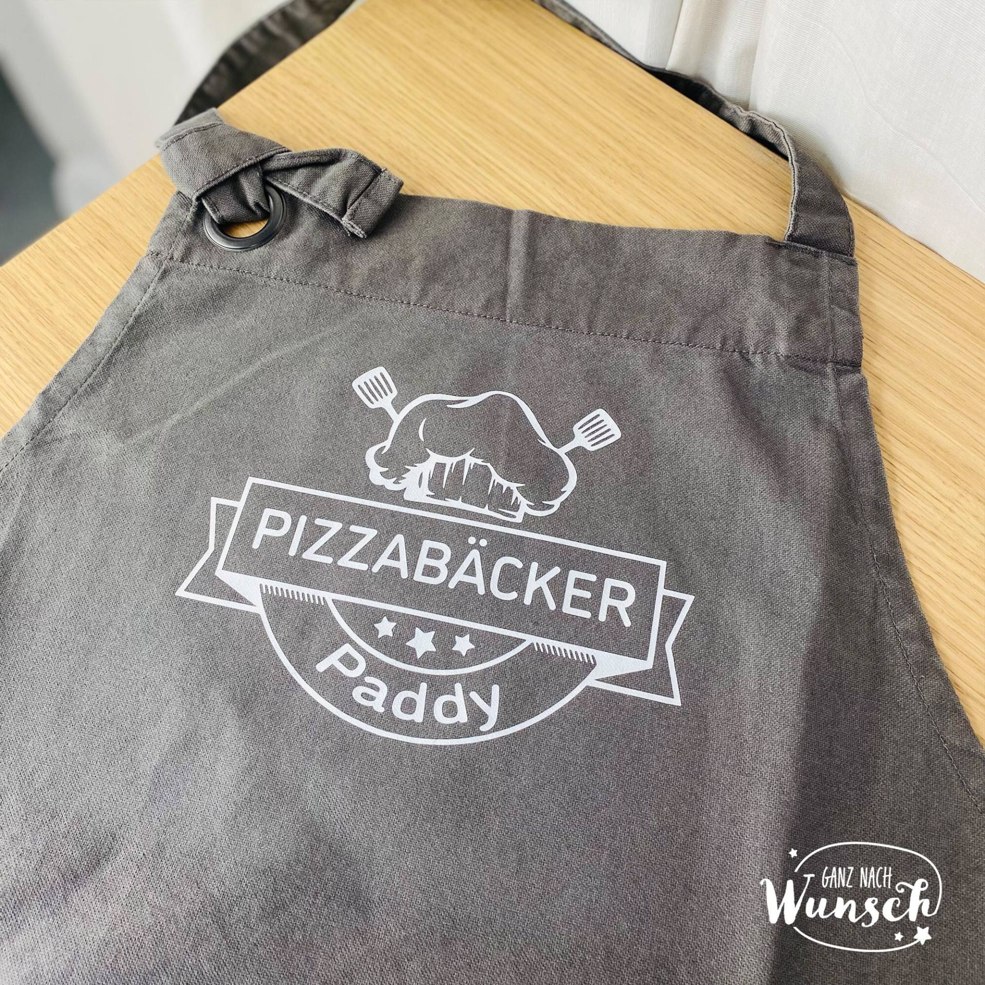 Schürze Pizzabäcker | Personalisiert Mit Namen Geschenk Für Männer & Hobbyköche Lustige Kochschürze Pizza-Liebhaber von Ganznachwunsch