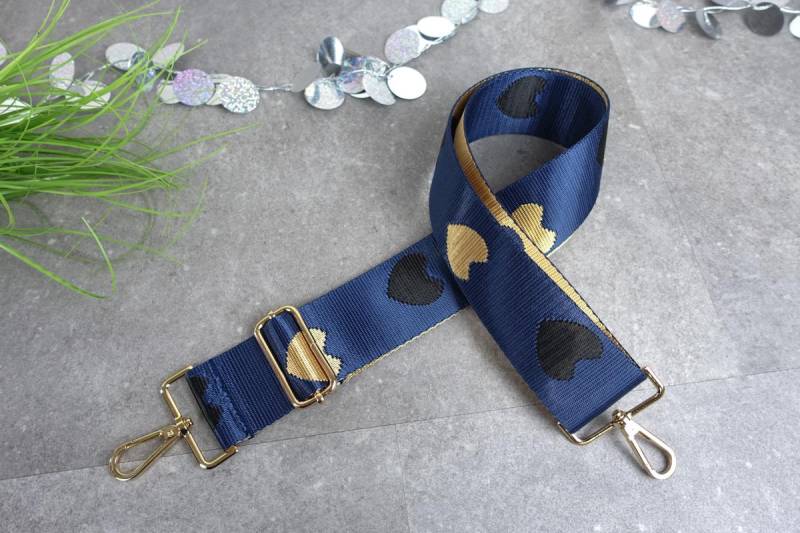 Breiter Taschengurt Herzen Dunkelblau | Fertiger Taschenriemen Mit Karabiner Breiter Taschengurt Herzen Dunkelblau | Fertiger Taschenriemen Mit Karabiner von GarageSixtysix