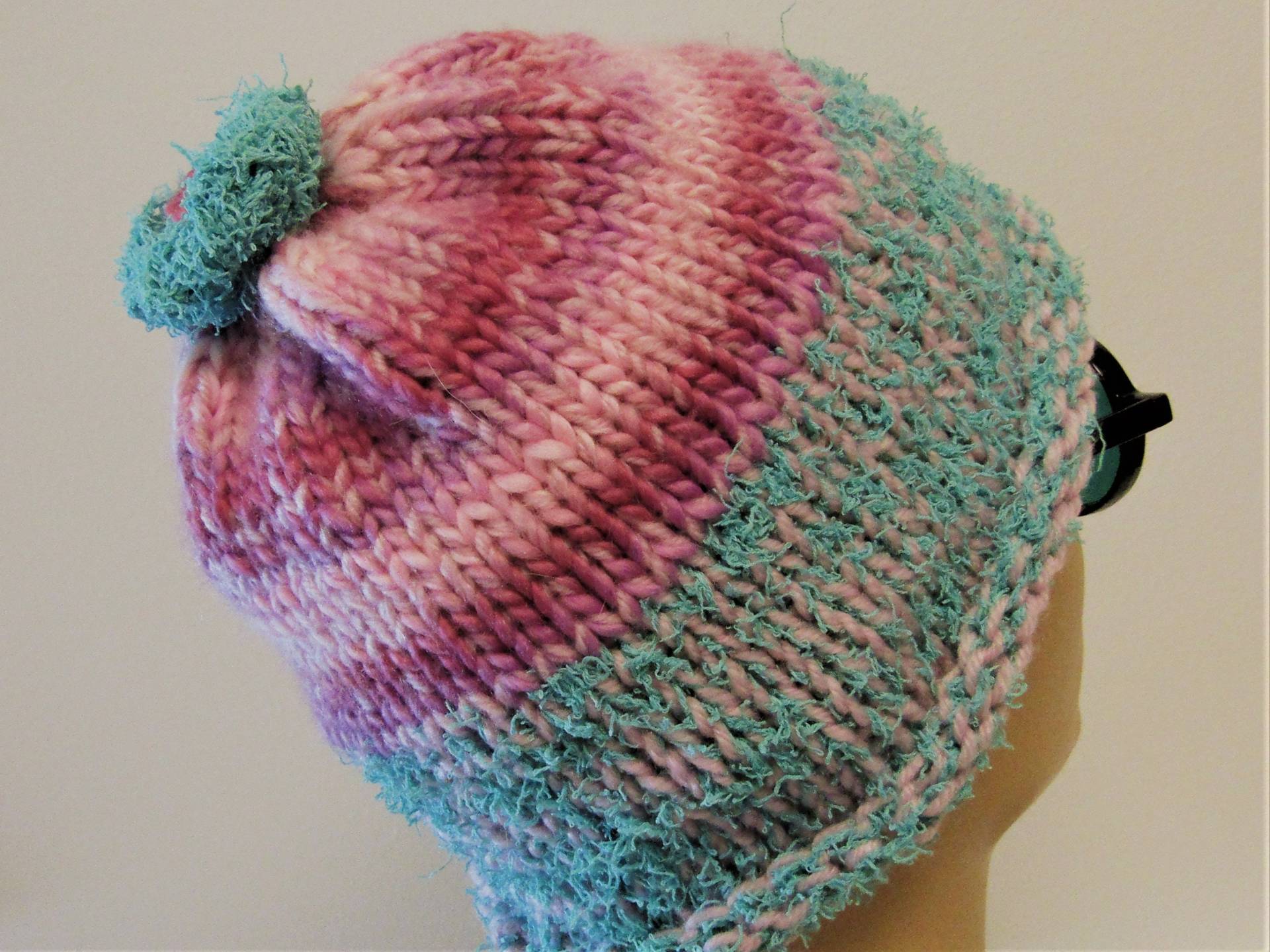 Doppelt Gestrickte Mütze Mit Peek A Boo Top Doppelt Gestrickte Mütze Mit Peek A Boo Top von GarbogeKnits