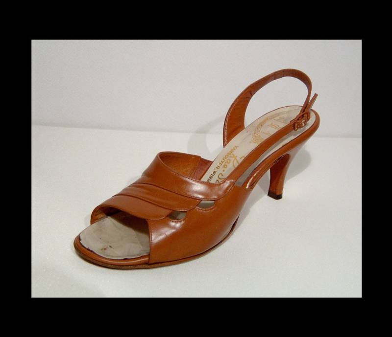 Gr. 7.5 ~ 1950Er Jahre Toffeebraune Leder Slingback Schuhe High Heels Pumps Made in Usa Von D'alexis Magic Last Zollfrei Gr. 7.5 ~ 1950Er Jahre Toffeebraune Leder Slingback Schuhe High Heels Pumps Made in Usa Von D'alexis Magic Last Zollfrei von Garbostreasures