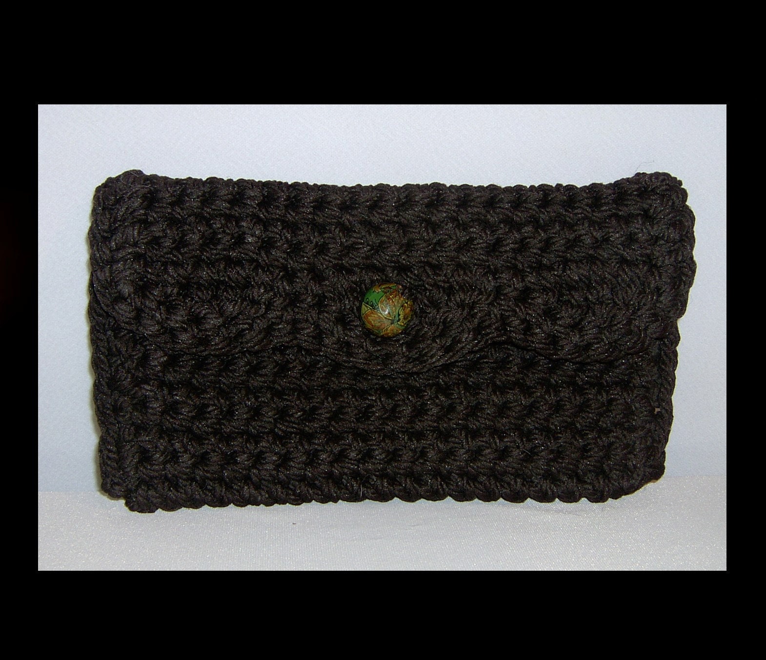 Hand Gehäkelte Clutch Mit Bemaltem Keramik Blumenknopf - Handgemachte Gewellte Stricktasche Made in Canada Hand Gehäkelte Clutch Mit Bemaltem Keramik Blumenknopf - Handgemachte Gewellte Stricktasche Made in Canada von Garbostreasures
