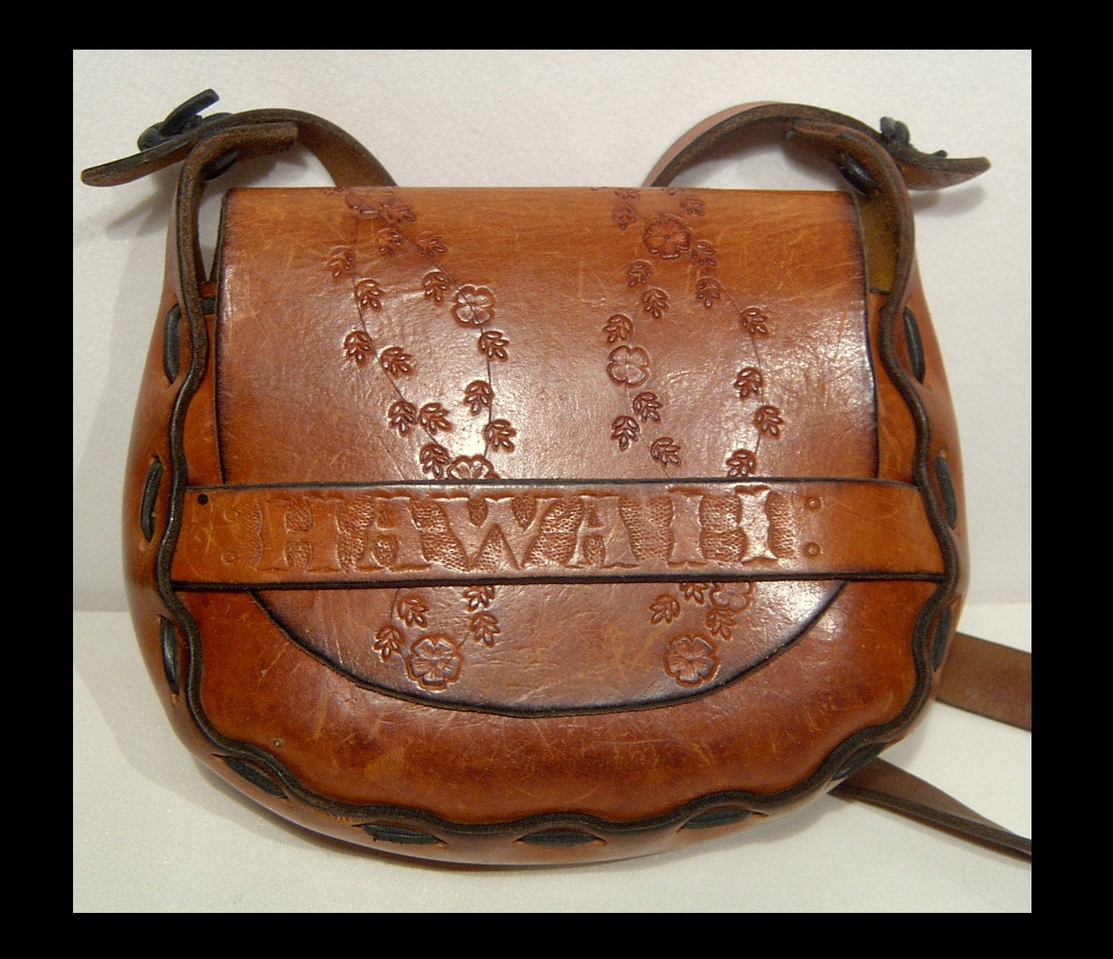 Umhängetasche/Crossbody Tasche Aus Leder 1960Er 1970Er Jahre Mit Vintage Look - Hippie Boho Blumen Made in Usa Zollfrei Umhängetasche/Crossbody Tasche Aus Leder 1960Er 1970Er Jahre Mit Vintage Look - Hippie Boho Blumen Made in Usa Zollfrei von Garbostreasures