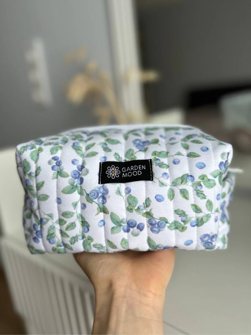 Handgemachte Gesteppte Blaubeer Schminktasche Große Reißverschluss-Tasche von GardenMood