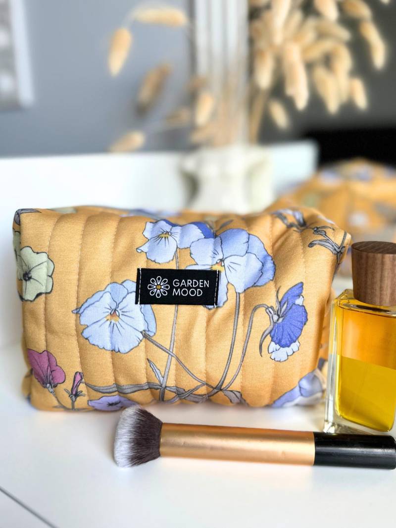 Handgemachte Gesteppte Blumen Schminktasche Gelbe Stiefmütterchen Print Tasche von GardenMood