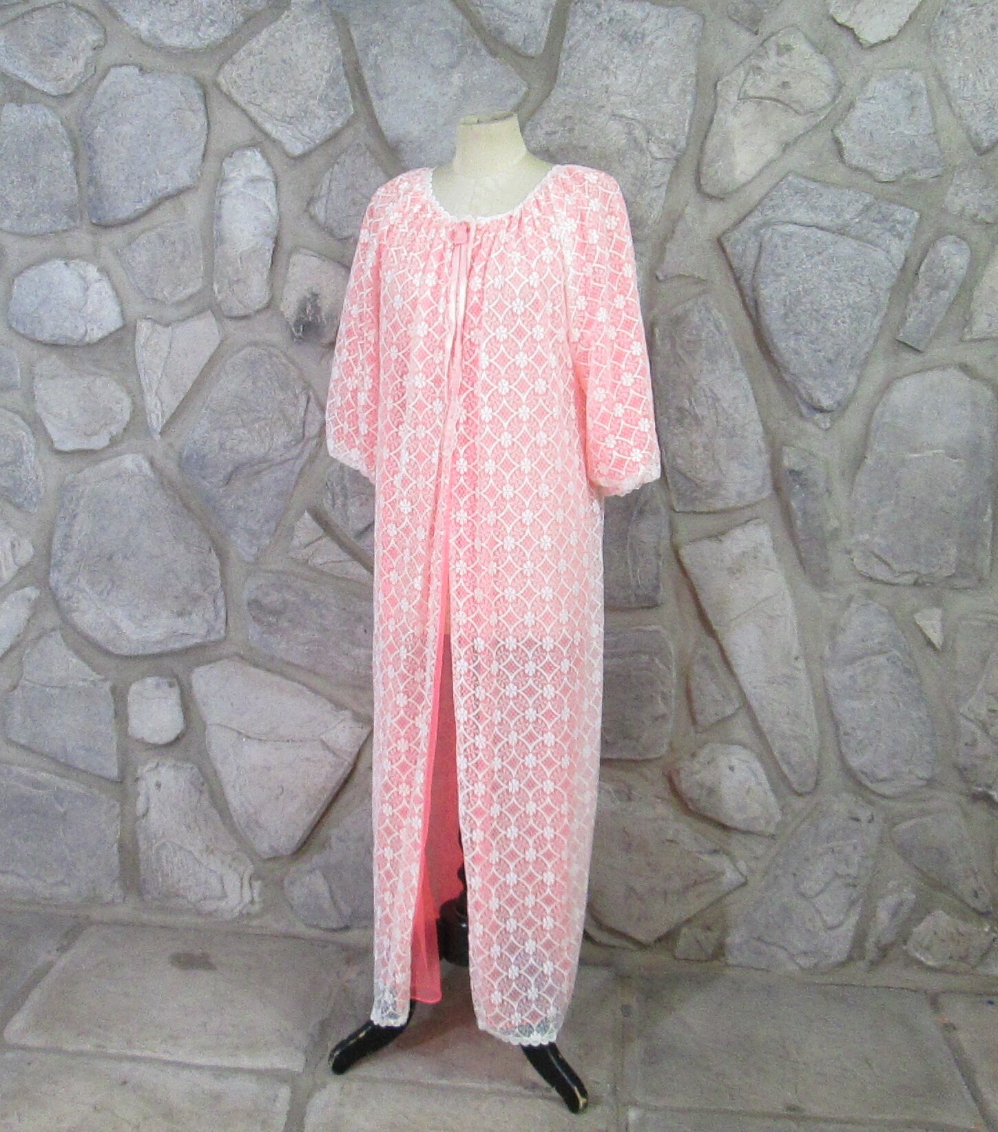 Vintage 1960 Pink Sheer & Lace Negligee Robe Vintage 1960 Pink Sheer & Lace Negligee Robe von GardenSpring