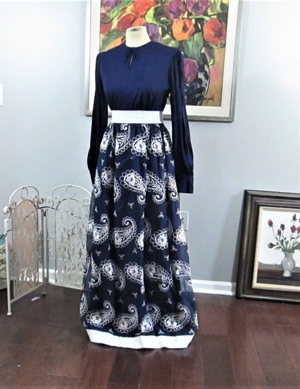 Vintage 1960Er Blau & Weiß Besticktes Paisley Maxi Kleid Vintage 1960Er Blau & Weiß Besticktes Paisley Maxi Kleid von GardenSpring