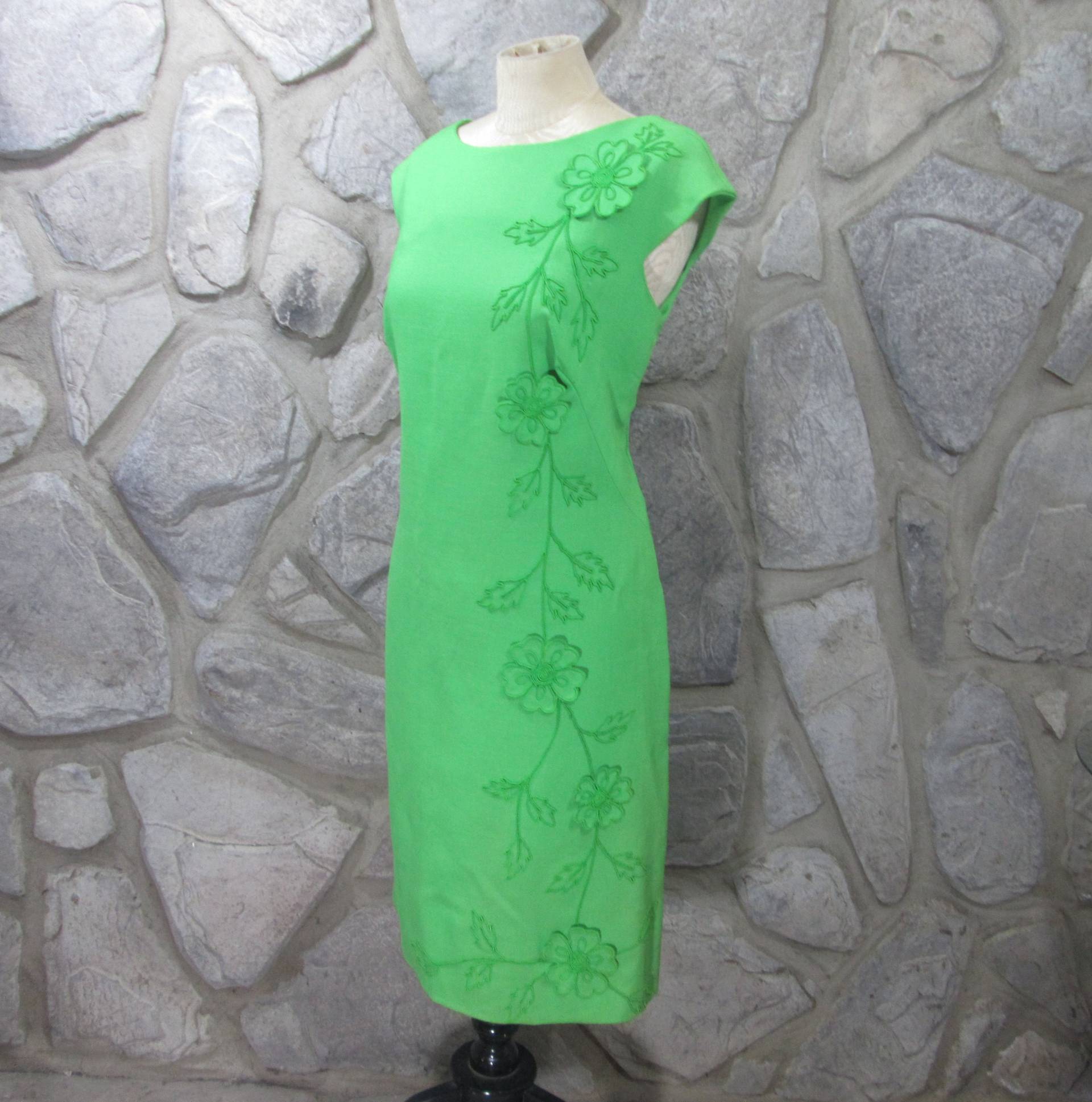 Vintage 50Er Jahre Parues Feinstein Etuikleid Mit Grünem Blumenakzent von GardenSpring