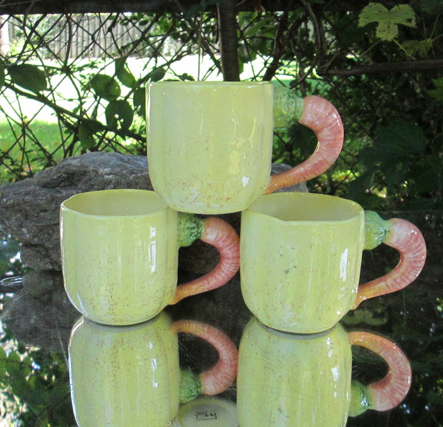 Vintage Fitz & Floyd Gelbe Mokkatassen Mit Karottengriffen, 1982 Vintage Fitz & Floyd Gelbe Mokkatassen Mit Karottengriffen, 1982 von GardenSpring