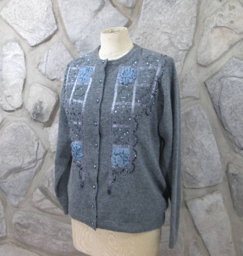 Vintage Vivien Forest Gray Beaded Sweater von GardenSpring