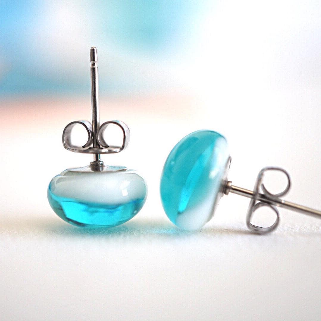 Aquafarbene Ohrstecker, Fusingglas Ohrstecker Mit Blauem Und Weißem Glas, Bunter Glasschmuck, Kleine Runde Glasohrringe Push Back Verschluss Aquafarbene Ohrstecker, Fusingglas Ohrstecker Mit Blauem Und Weißem Glas, Bunter Glasschmuck, Kleine Runde Glasohrringe Push Back Verschluss von GardenStateGlasswork