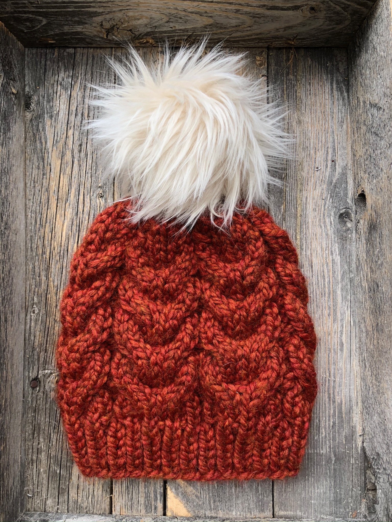 Gewürz Chunky Kabel Stricken Hut Mit Beige Kunstpelz Pom/Benutzerdefinierte Farben Erhältlich Gewürz Chunky Kabel Stricken Hut Mit Beige Kunstpelz Pom/Benutzerdefinierte Farben Erhältlich von GardenaDesigns
