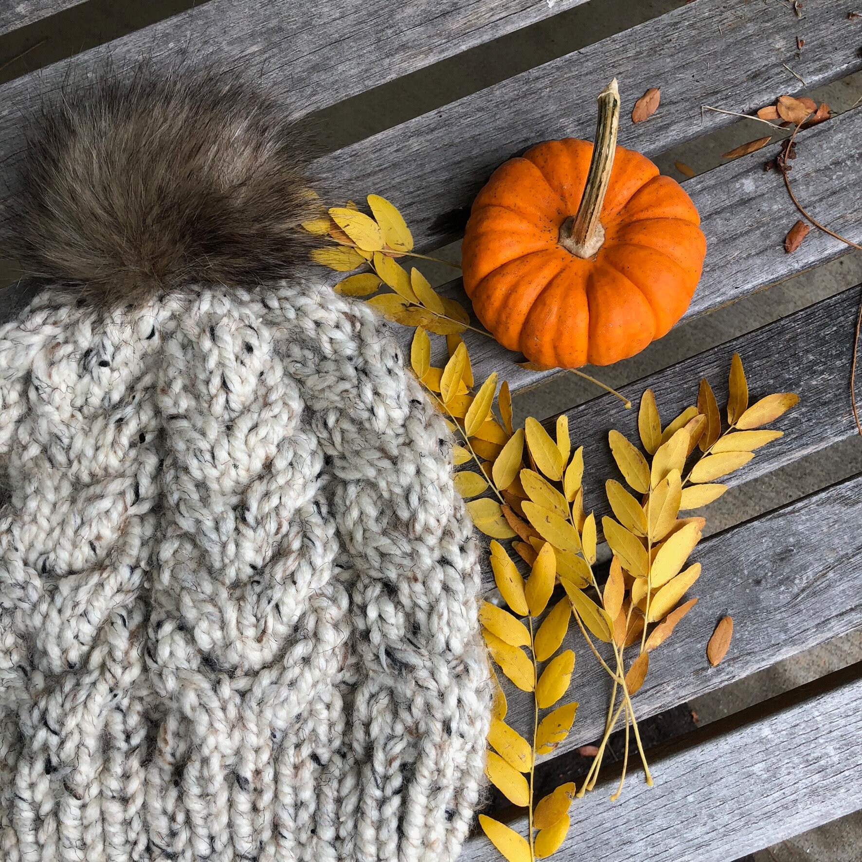 Haferflocken Chunky Strickmütze Mit Zopfmuster Faux Pelz Pom/Benutzerdefinierte Farben Erhältlich Haferflocken Chunky Strickmütze Mit Zopfmuster Faux Pelz Pom/Benutzerdefinierte Farben Erhältlich von GardenaDesigns