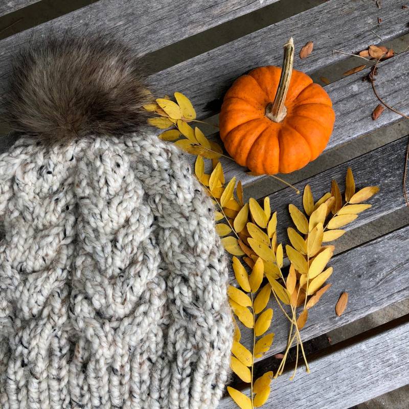 Haferflocken Chunky Strickmütze Mit Zopfmuster Faux Pelz Pom/Benutzerdefinierte Farben Erhältlich Haferflocken Chunky Strickmütze Mit Zopfmuster Faux Pelz Pom/Benutzerdefinierte Farben Erhältlich von GardenaDesigns