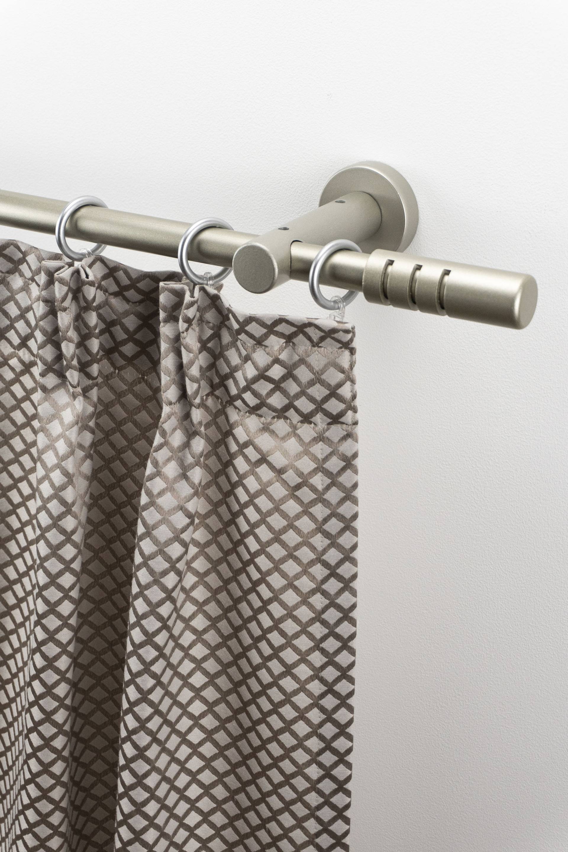 GARESA Gardinenstange "PEMPIA", 1 läufig-läufig, Wunschmaßlänge, Vorhanggarnitur, verlängerbar, Knopf m.Ausschnitte, mit Ringe GARESA Gardinenstange "PEMPIA", 1 läufig-läufig, Wunschmaßlänge, Vorhanggarnitur, verlängerbar, Knopf m.Ausschnitte, mit Ringe von Garesa