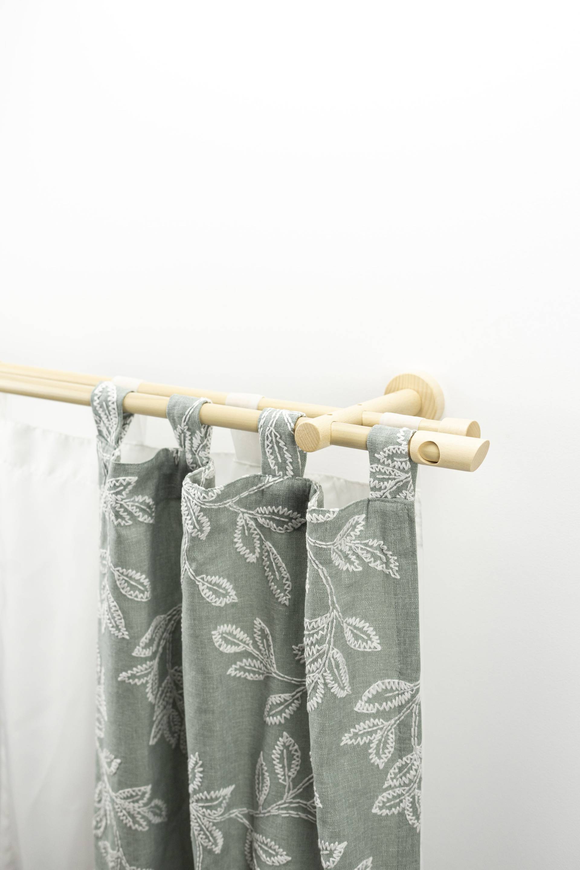 GARESA Gardinenstange "PILA", 2 läufig-läufig, Wunschmaßlänge, Vorhanggarnitur, verlängerbar, Knopf mit Ausschnitt, ohne Ringe GARESA Gardinenstange "PILA", 2 läufig-läufig, Wunschmaßlänge, Vorhanggarnitur, verlängerbar, Knopf mit Ausschnitt, ohne Ringe von Garesa