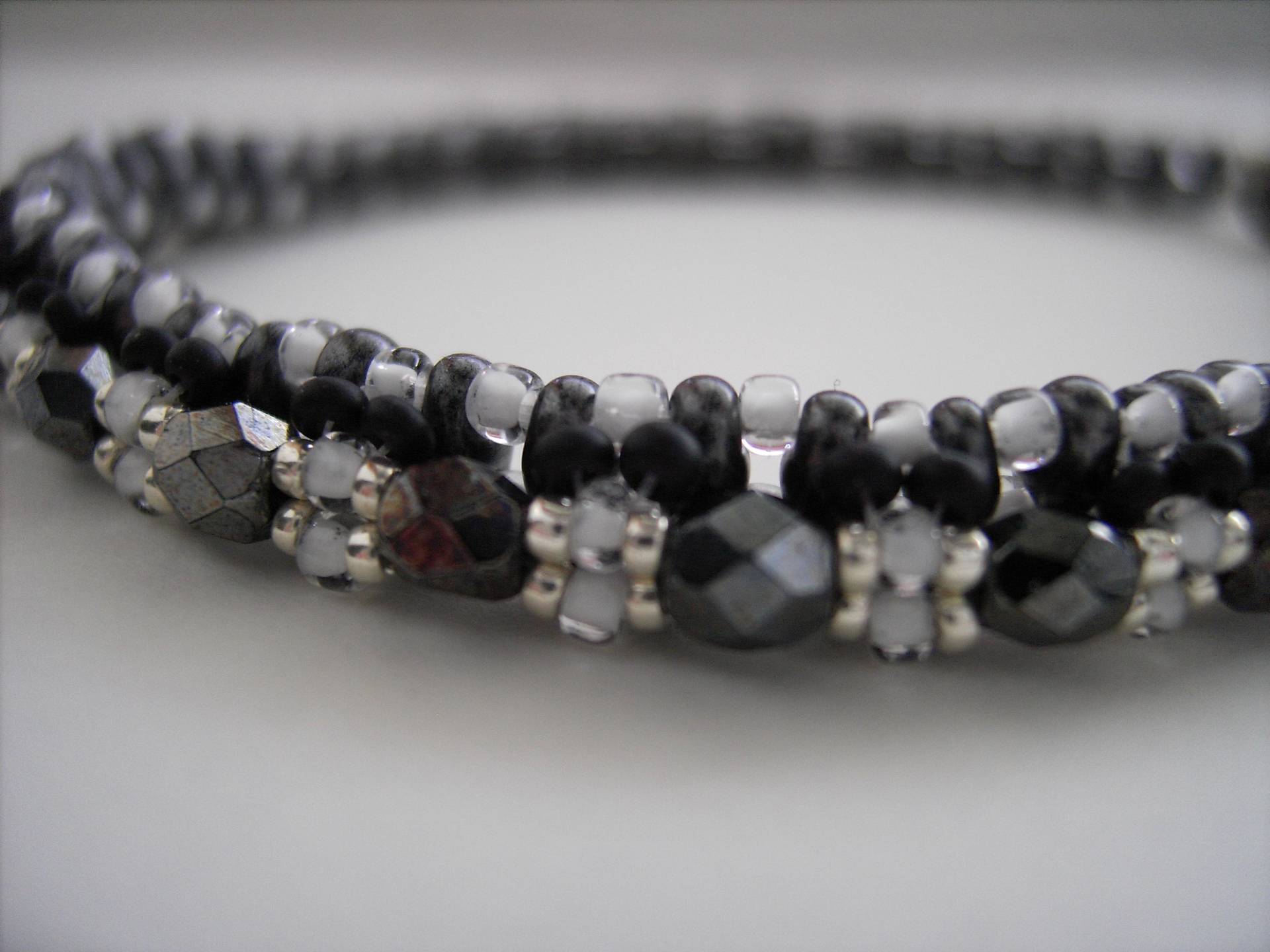 Armband Anthrazit-Weiß-Silber Mit Magnetverschluss Armband Anthrazit-Weiß-Silber Mit Magnetverschluss von Garfunkelstein