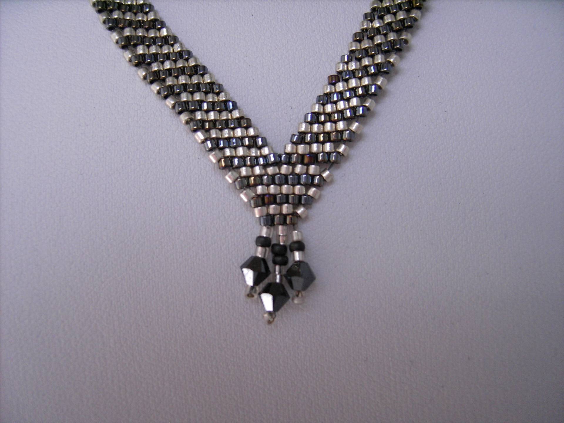Collier in V-Form Mit Silber - Und Antrazitfarbenen Perlen Collier in V-Form Mit Silber - Und Antrazitfarbenen Perlen von Garfunkelstein