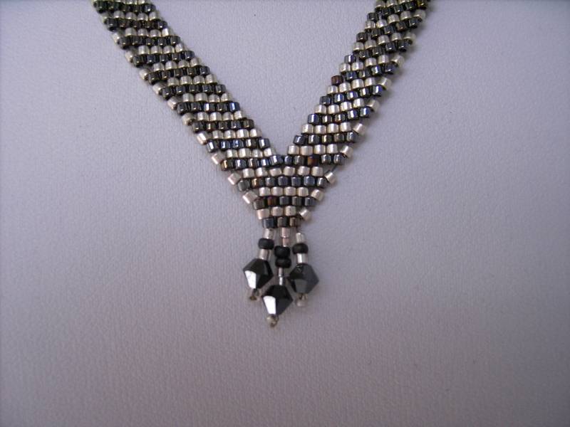 Collier in V-Form Mit Silber - Und Antrazitfarbenen Perlen von Garfunkelstein