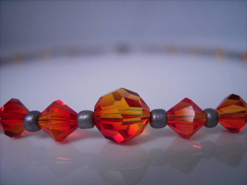 Kurze Kette Mit Orangen Kristallen Und Grauen Saatperlen von Garfunkelstein