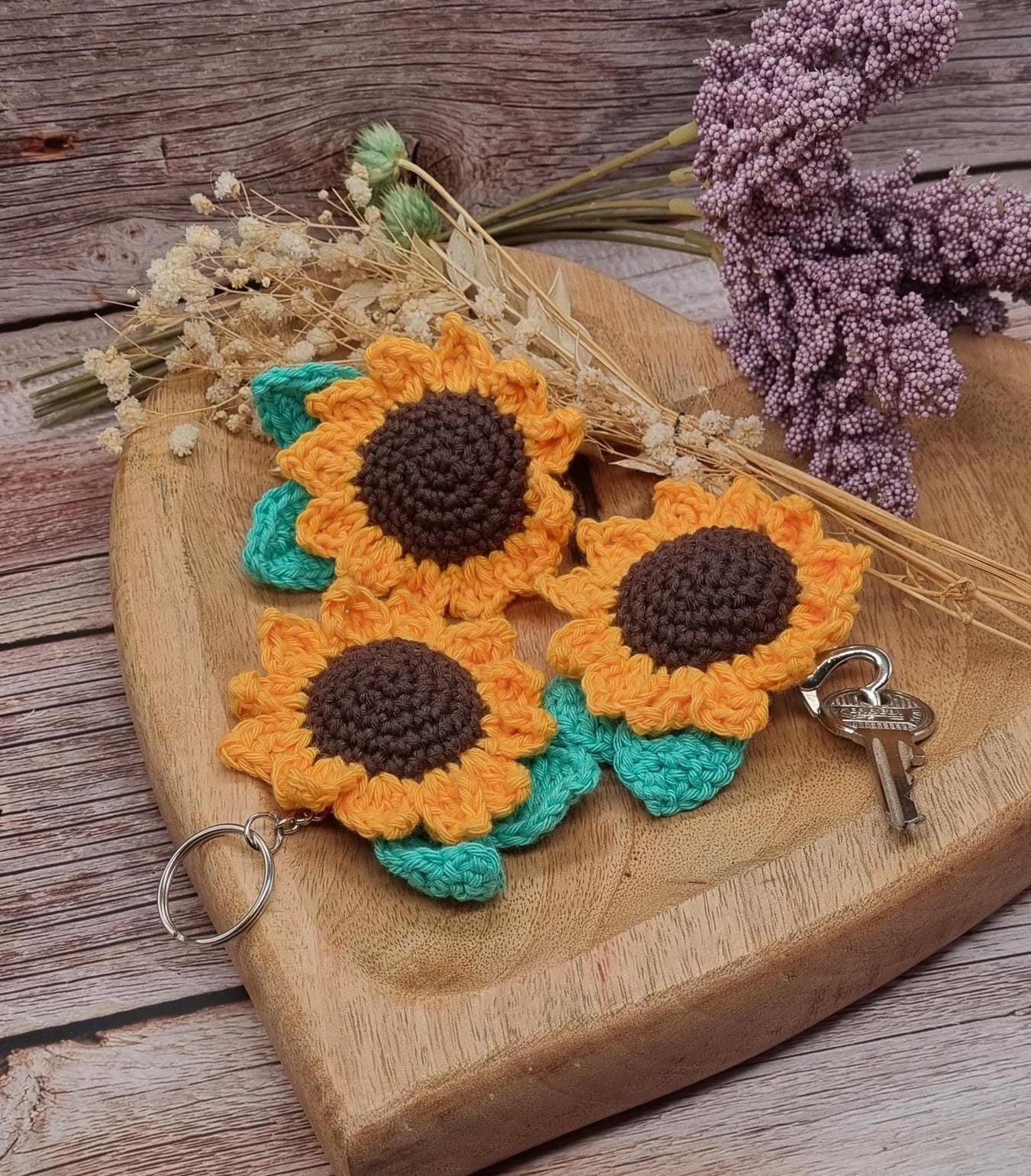 Gehäkelter Sonnenblumenanhänger/Gehäkelte Sonne/Besonderes Geschenk Zum Valentinstag Oder Geburtstag/Anhänger Für Rucksack/Tasche/Sommer Gehäkelter Sonnenblumenanhänger/Gehäkelte Sonne/Besonderes Geschenk Zum Valentinstag Oder Geburtstag/Anhänger Für Rucksack/Tasche/Sommer von GarnMarieMaria