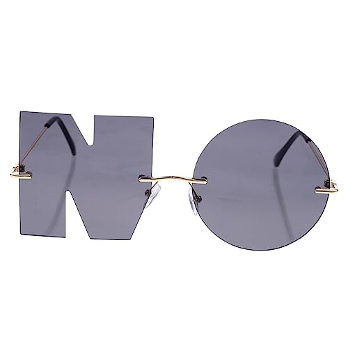 Garneck Stylische Buchstaben Sonnenbrille mit Goldenem Rahmen und Grauen Gläsern Leichte Party und Foto Requisite für Damen und Herren Modisches Accessoire für Festivals und Events von Garneck