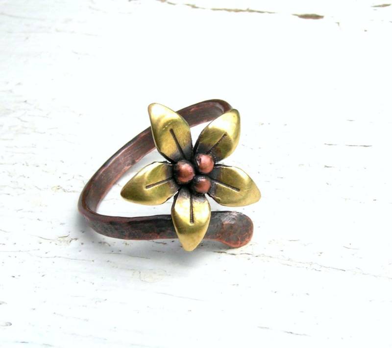 Kupfer Blumenring, Gehämmert Kupferband, Verstellbarer Ring, Messingblumenring von GarnetRoses