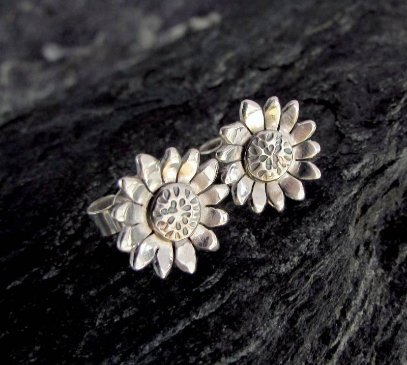 Silber Sonnenblumen Ohrstecker, Blumenohrringe, Sterling Ohrstecker von GarnetRoses