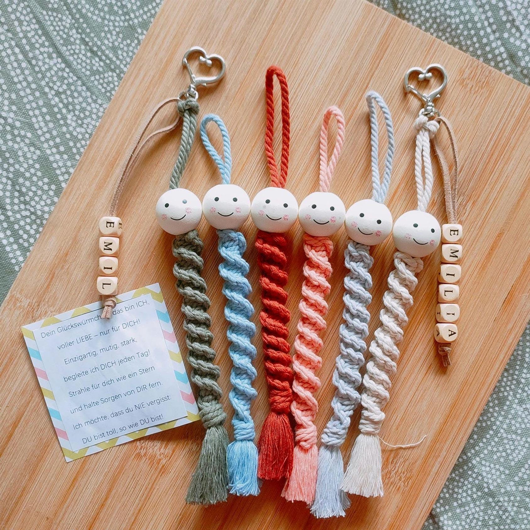 Makramee Glückswürmchen/ Personalisiert, Name/ 16cm Groß/ Beige, Rot, Khaki, Rosa, Blau, Grau/ Glücksbringer, Talisman/ Schlüsselanhänger von GarnliebeAllgaeu