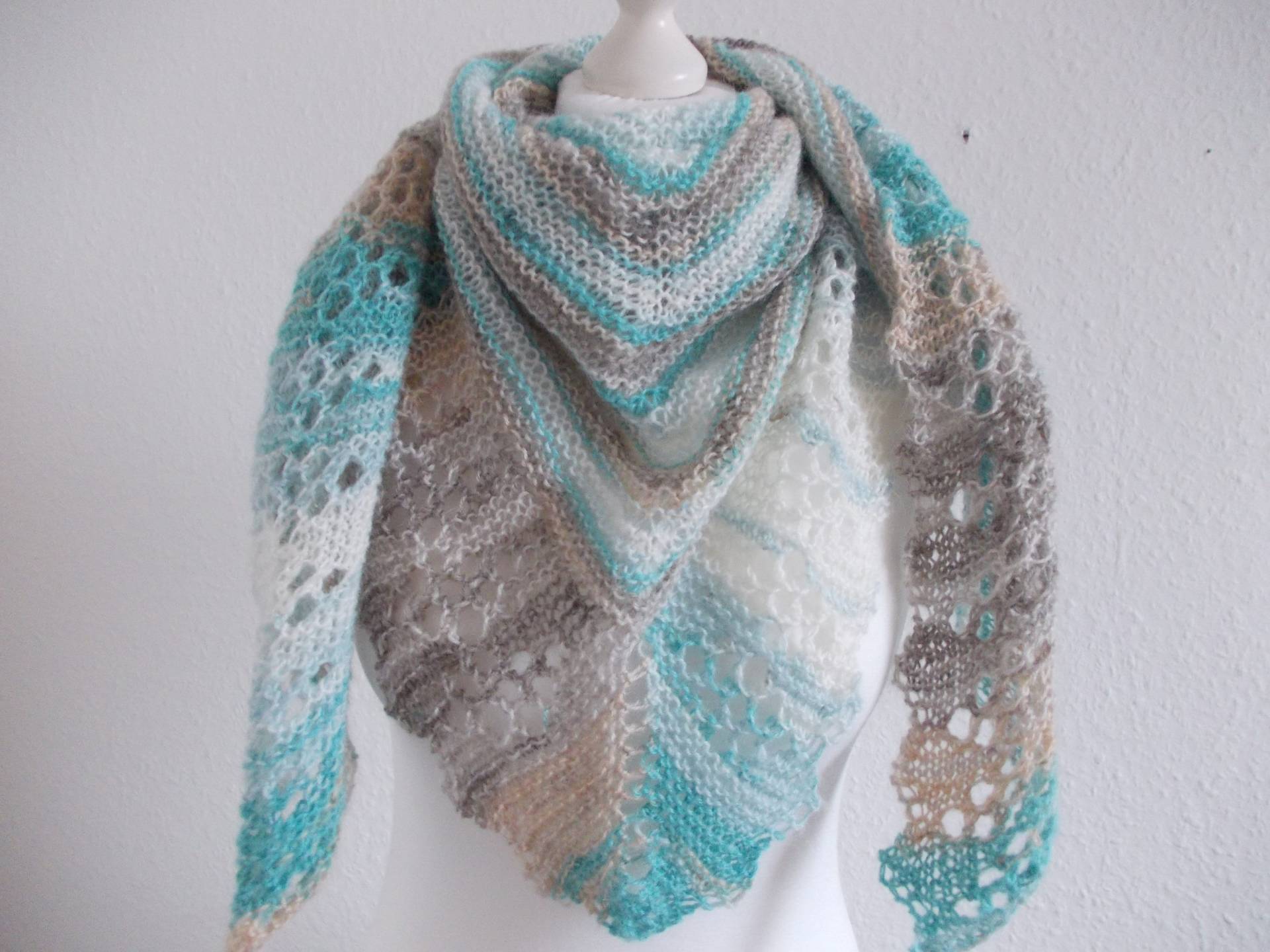 Kuschliges Dreiecktuch Mit Angora - Natur/Mint/Beige Kuschliges Dreiecktuch Mit Angora - Natur/Mint/Beige von Garnmaus