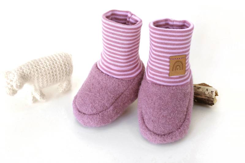 Babyschuhe Aus Wollwalk in Altrosa Mit Ringelbündchen Und Regenbogen Label 2 Grössen von Garnwerk