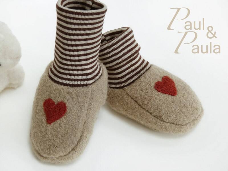 Babyschuhe Aus Wollwalk in Sand Mit Herzapplikation Und Braunbeigen Ringelbündchen 2 Grössen von Garnwerk