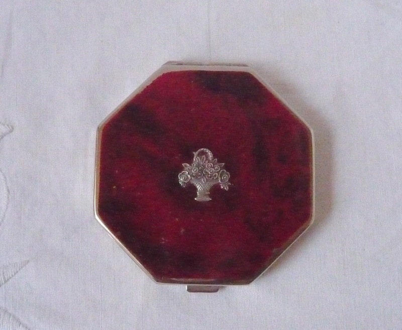 Vintage Markasiten Compact Rot Meliertes Emaille Korb Motiv, Stoff Beutel Vintage Markasiten Compact Rot Meliertes Emaille Korb Motiv, Stoff Beutel von GaslightTreasures