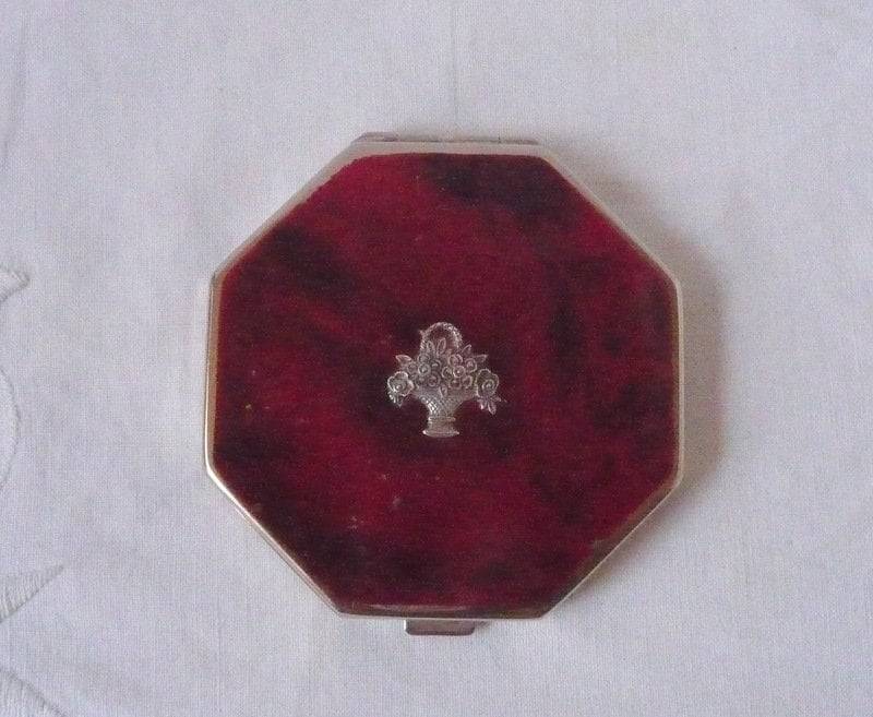 Vintage Markasiten Compact Rot Meliertes Emaille Korb Motiv, Stoff Beutel Vintage Markasiten Compact Rot Meliertes Emaille Korb Motiv, Stoff Beutel von GaslightTreasures