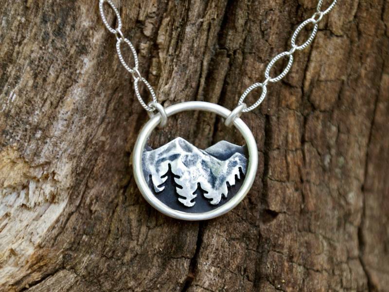 Alpiner Träumer - Gebirge & Kiefern Kreis Anhänger Jeden Tag Halskette Sterling Silber Schmuck Geschenk Für Naturliebhaber Alpiner Träumer - Gebirge & Kiefern Kreis Anhänger Jeden Tag Halskette Sterling Silber Schmuck Geschenk Für Naturliebhaber von GatherAndFlow