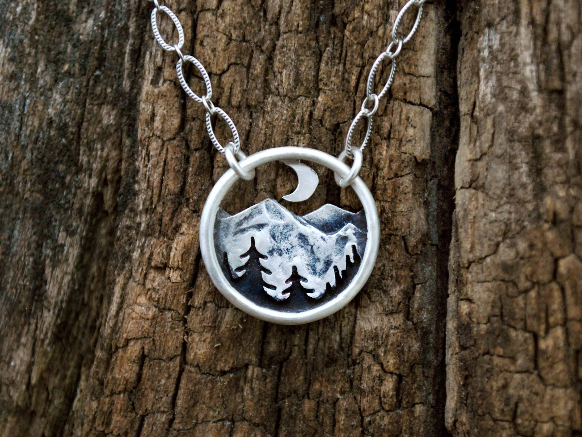 Alpiner Träumer - Halbmond Und Bergkiefern Anhänger Wald Bei Nacht Jeden Tag Berg Schmuck Sterling Silber Geschenk Alpiner Träumer - Halbmond Und Bergkiefern Anhänger Wald Bei Nacht Jeden Tag Berg Schmuck Sterling Silber Geschenk von GatherAndFlow