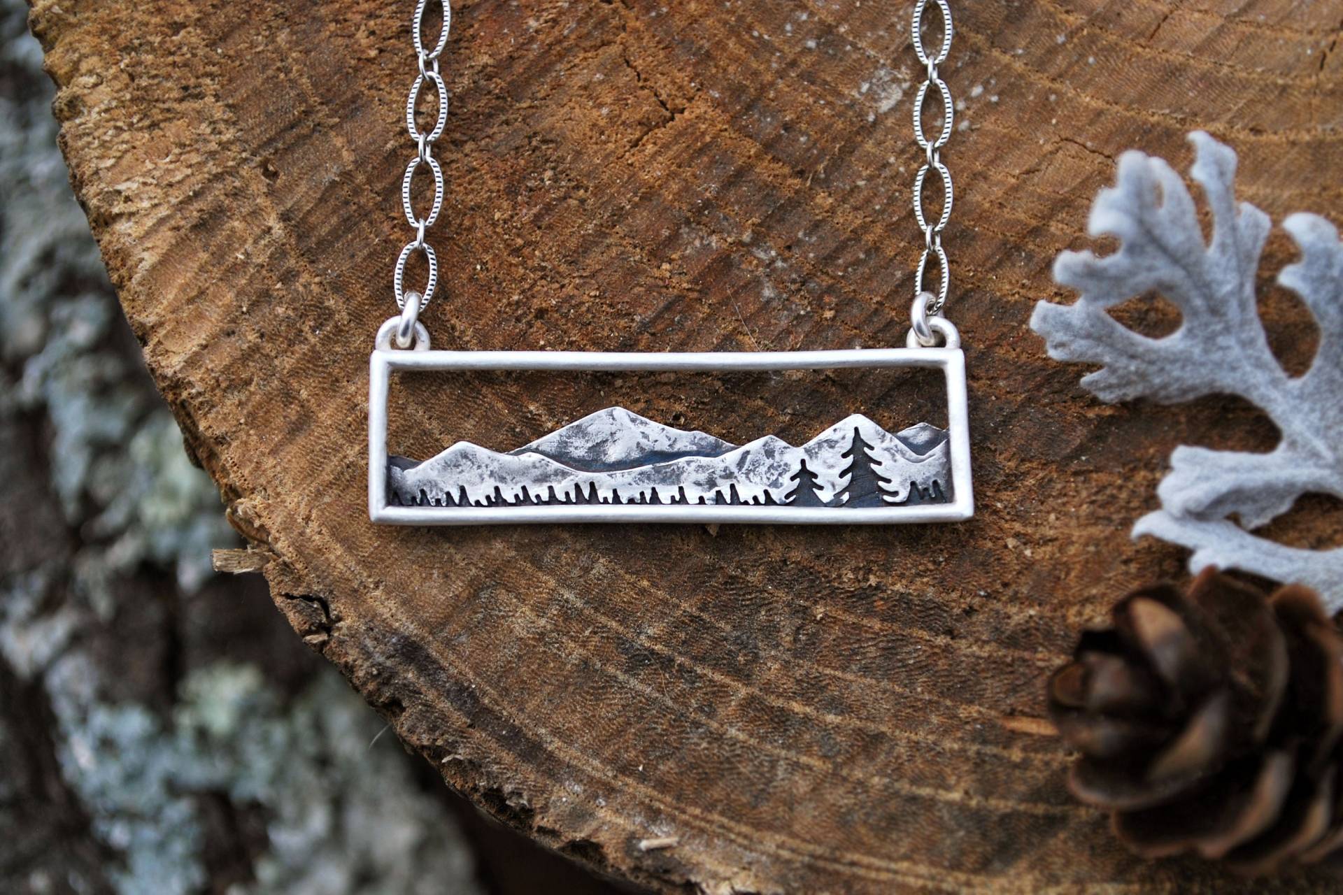 Haus Im Tal - Gebirgskette Kiefern Baum-Anhänger Fernweh-Landschaftsschmuck Sterlingsilber-Halskette Für Jeden Tag Haus Im Tal - Gebirgskette Kiefern Baum-Anhänger Fernweh-Landschaftsschmuck Sterlingsilber-Halskette Für Jeden Tag von GatherAndFlow