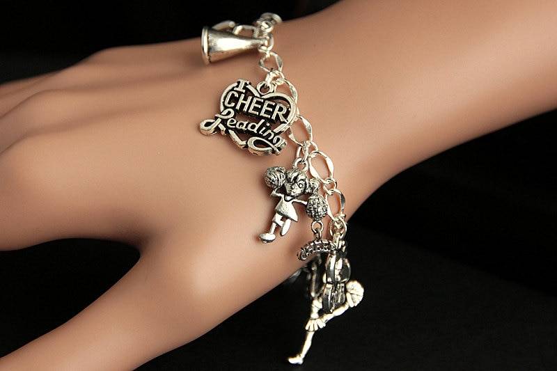Cheerleader Armband. Bettelarmband. Silberarmband. Sport Schmuck. Handmade von GatheringCharms