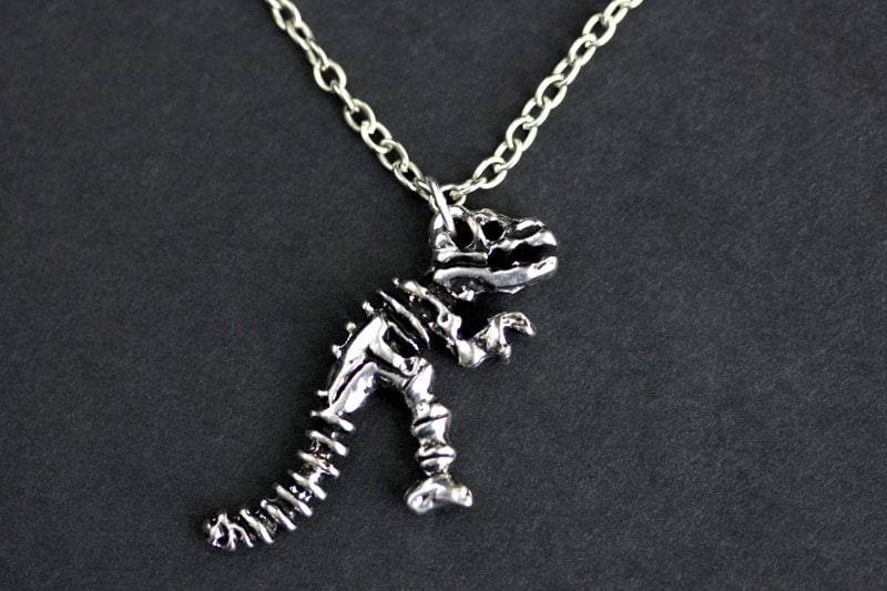 Dinosaurier Halskette. Archäologie Knochen Charm Trex Skelett Silber Handgemachte von GatheringCharms